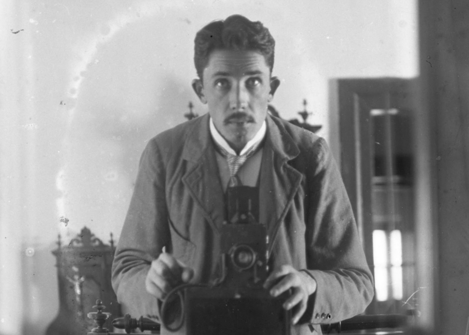 Pred nama stoji čovjek